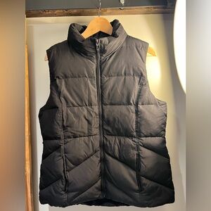 Black puffer vest size M